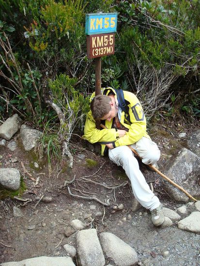 Ausgedehnte Pausen waren des Oefteren noetig - zugeben wuerden wir das aber nicht. Das Schild drohte ohne Stuetze umzukippen. Man hilft wo man kann!!!