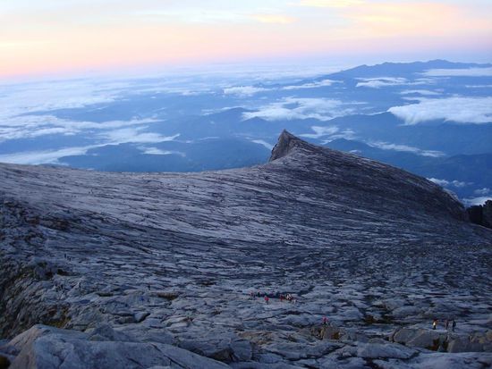 Nachzuegler beim letzten Anstieg (in Bildmitte)