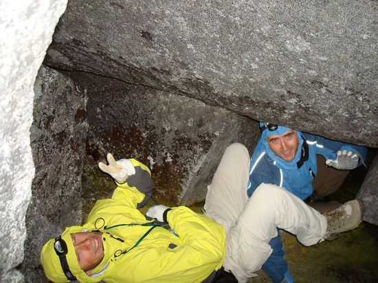 Ausharren bis zum Sonnenaufgang im windgeschuetzten Versteck unterhalb des Gipfels - frieren und Sternegucken...