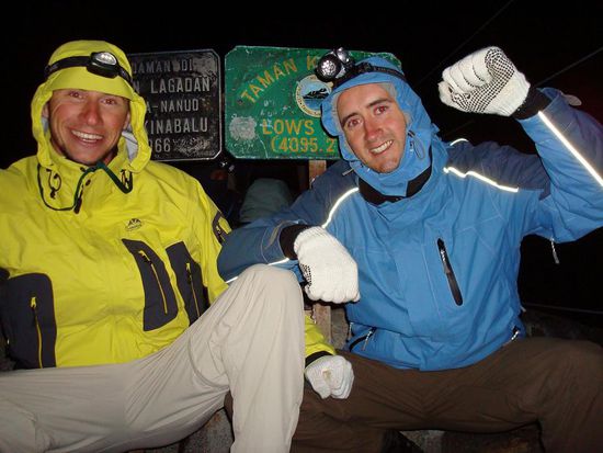 Zwei durchgefrorene, lachende MACHER am Lows Peak - Mount Kinabalu 4095 m above sealevel.