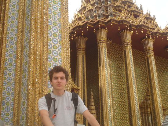Ziemlich viel Gold um Alex - und das Haar sitzt.
