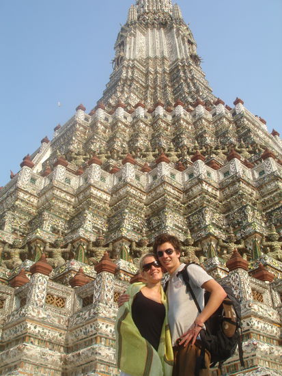 Wat Arun, in maximal 3 Stufen ging es auf die dritte Ebene (rote Pfosten)