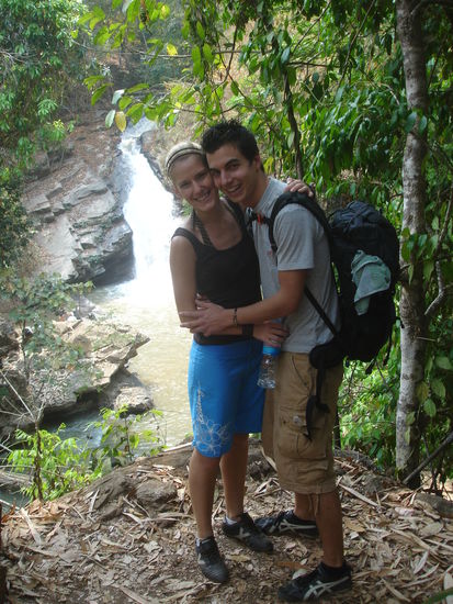 wir beide vor dem wasserfall