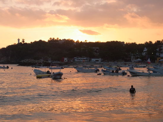 Blick auf Puerto Escondido bei Sonnenuntergang