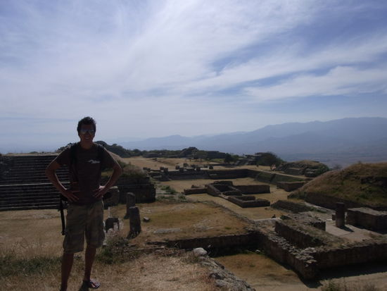 Blick auf den versunkenen Hof (rechts) und den grossen Platz (weiter hinten)