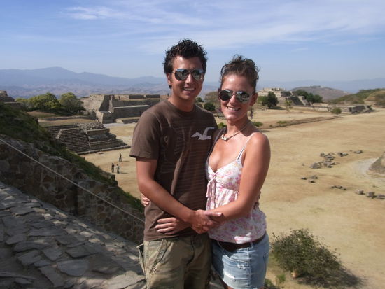 Wir auf dem Suedtempel vor dem grossen Platz