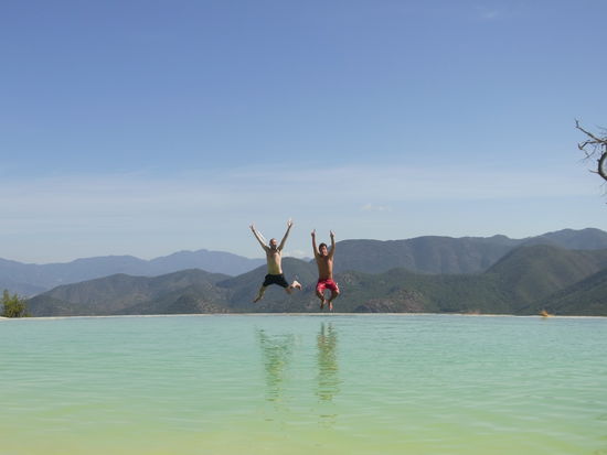 Phil und Alex beim Abheben ins kuehle Nass