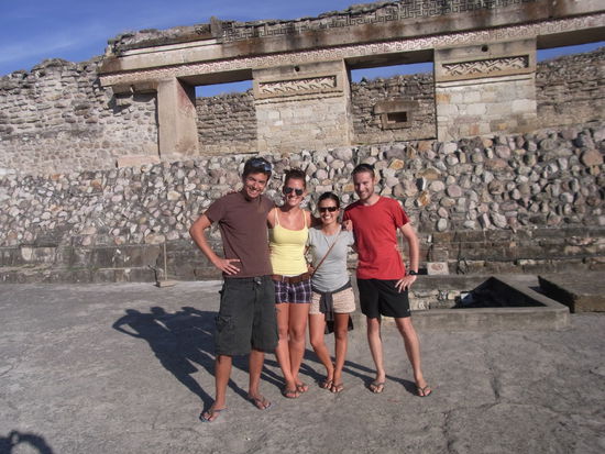 Phil und Livia mit uns in Mitla