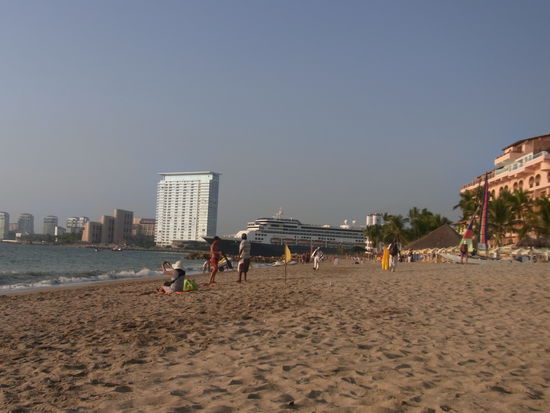 Der nicht ganz so schoene Strand in der Zona Hotelera von Puerto Vallarta (im Hintergrund laeuft grad ein Kreuzfahrtschiff aus)