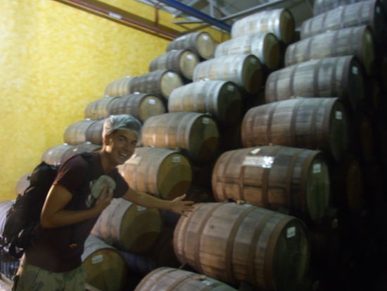 Alex mit hygenischer Muetze vor den Tequila-Faessern
