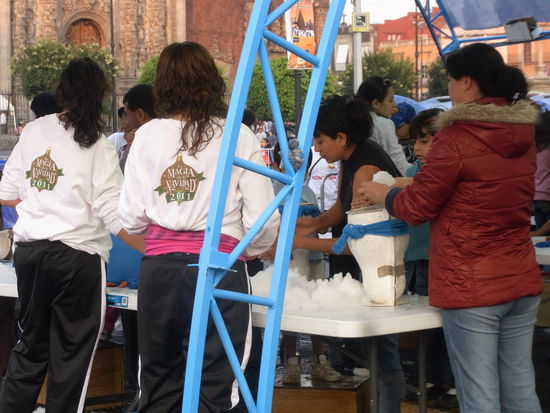 In die Formen klopft man dann den Schnee, oeffnet die Halterung und fertig ist der Schneemann