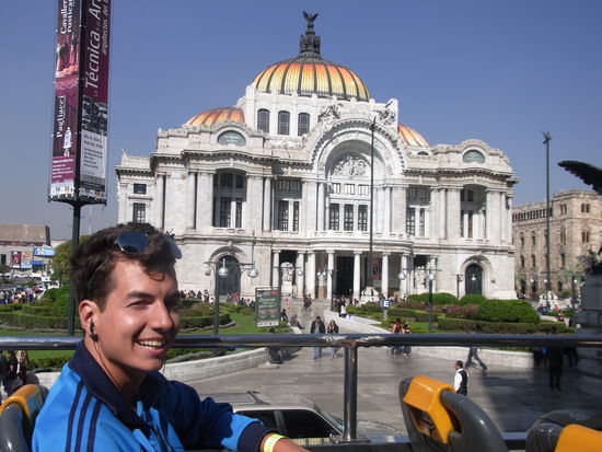 Alex vor dem Palast der schoenen Kuenste