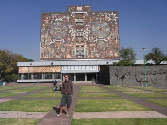 Alex vor der Bibliothek
