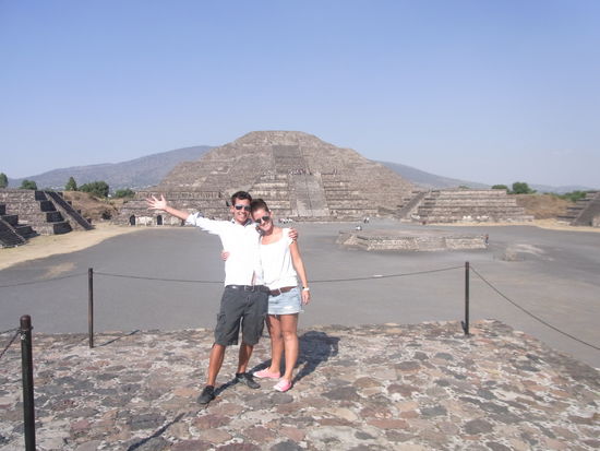 Wir beide vor der Mondpyramide