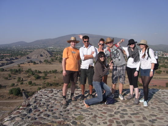 Unsere Reisegruppe auf der Sonnenpyramide (mit Blick auf die Mondpyramide)