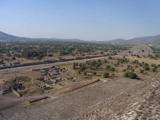 Blick von der Sonnenpyramide auf die Anlage (mit Mondpyramide und der Strasse des Todes)