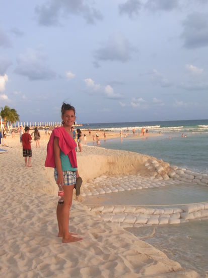 Michi am Strand von Playa del Carmen...auch hier gibt es Stellen, die mit Sandsaecken geschuetzt werden muessen.