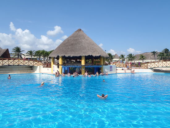 Die coole Swim-up Bar...mit leckeren Cocktails 