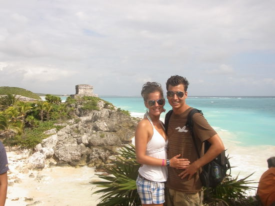 Blick auf den Dios del Viento (Tempel des Windgottes)...mit schoenem Strand dazwischen und der Karibik