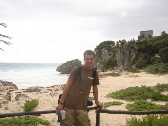 Alex am Strand...mitten in der Anlage- mit Blick auf El Castillo