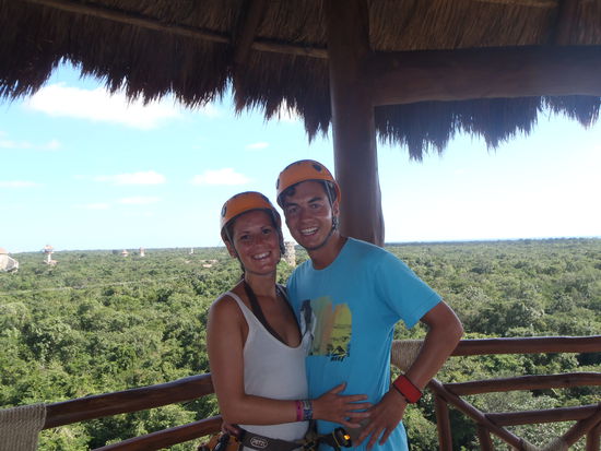 Auf Turm 5 - bereit zum Abseilen...im Hintergrund sieht man die ganzen anderen Zip-Lining Tuerme.