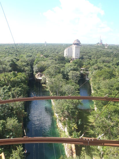 Die Zip-Lining Tuerme...und das Ende der einzelnen Kurse im Wasser