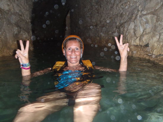 Beim Schwimmen durch die Hoehlen....das Wasser war echt kalt!