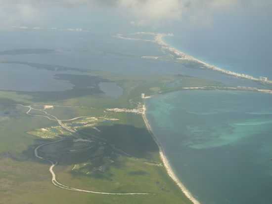 Blick nach dem Abflug in Cancun Richtung Mexico Stadt auf die Hotelzone von Cancun