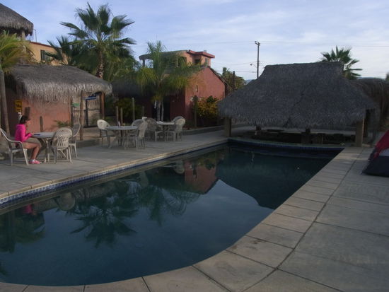 Da wir kein Bild vom Strand haben, hier unsere Surf Camp Anlage mit Swim-Up Bar