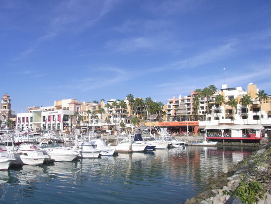 Marina von Cabo San Lucas (rechts neben dem orangefarbenen Gebaeude war unser leckerer Italiener von Silvester)