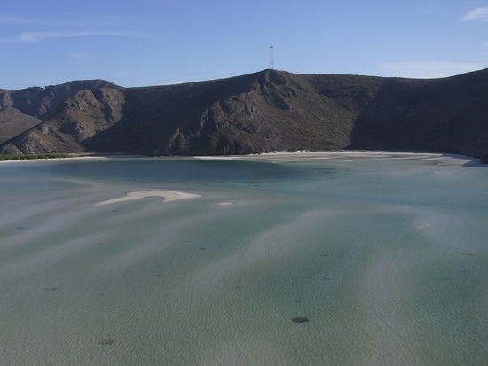 Durch die Sonne und den hellen Sand gibt es hier je nach Tiefe traumhafte Wasserfarben
