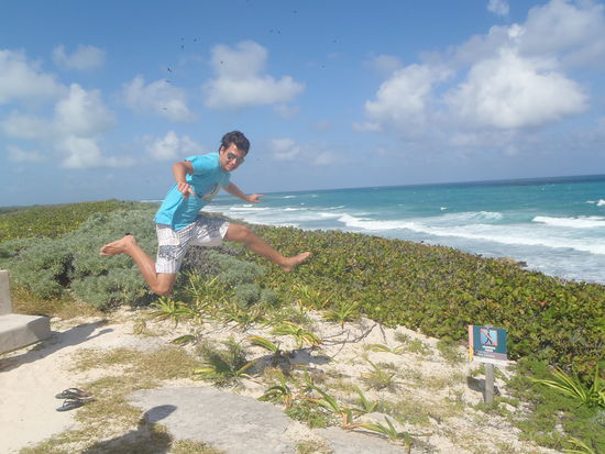 Alex springend auf der Isla Contoy