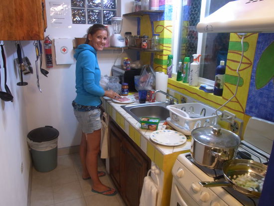 Wir am Kochen in unserer voll ausgestatten Kueche im Coyote Village -  wir haetten auch was cooles gekocht, aber der Supermarkt war eher ein groesserer Tante Emma Laden