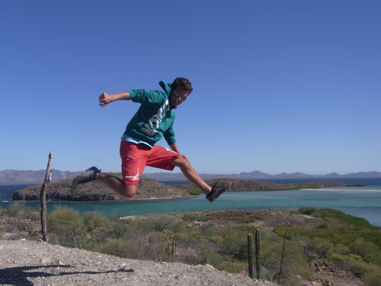 Alex springend auf der anderen Seite der Bucht
