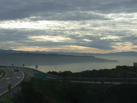 Blick zurueck Richtung Sueden an einem der Ausichtspunkte auf der Fahrt zwischen Ensenada und Tijuana
