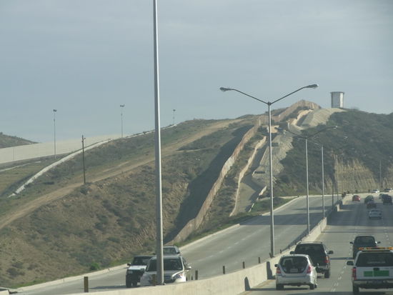 Mexikanisch-amerikanische Grenze: alte Mauer (rechts) und neue Mauer (links)