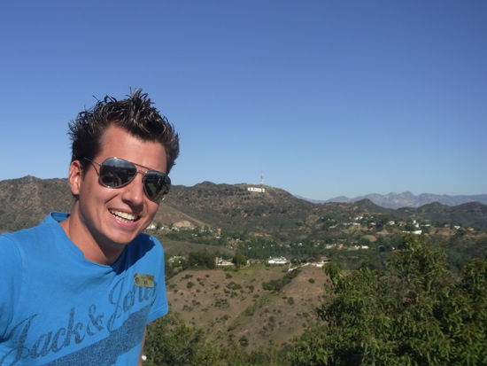 Alex mit coolen "Tour 1"-Sticker mit Blick auf das Hollywood-Zeichen