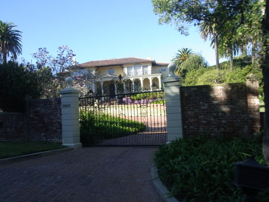 Die Villa von XYZ... es sind so viele Namen gefallen, dass ich es persönlich auch nicht mehr weiß