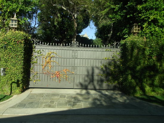 Das Tor zur Villa von Hugh Heffner....wann schmeißt er die nächste Party?