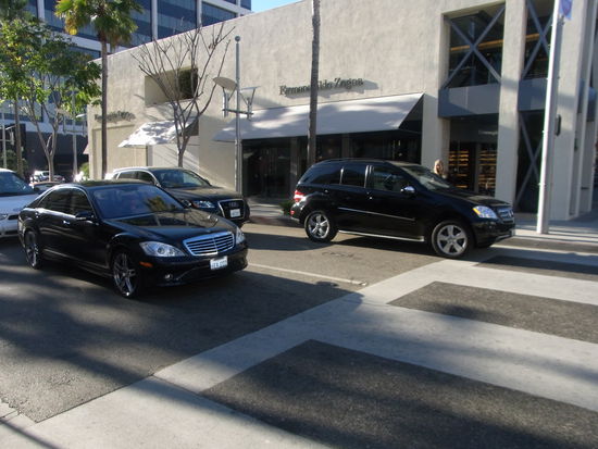 Am Rodeo Drive vor den Luxusgeschäften....hier herrscht die größte Dichte an deutschen Luxusautos in der ganzen Welt: 2 schwarez Mercedes und dahinter ein schwarzer Audi...darauf können wir Deutschen echt Stolz sein