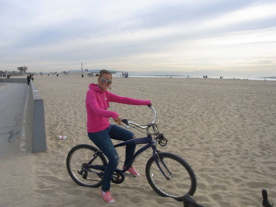 Michi mit ihrem coolen Bike am Strand von Santa Monica...etwas windig war's am Tag 2...und nun ging es am Strand entlang nach Venice