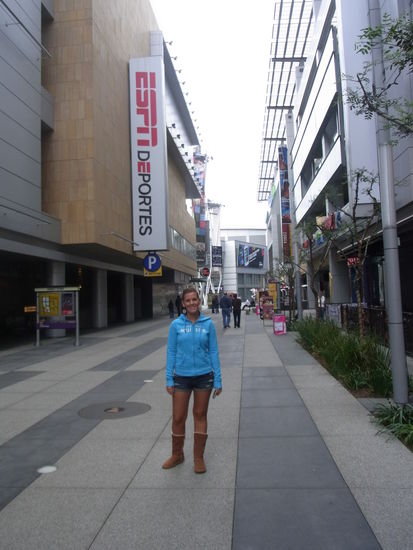 Michi mit neugekauften Winterschuhen (wirklich nötig) auf dem Weg zu L.A. Live