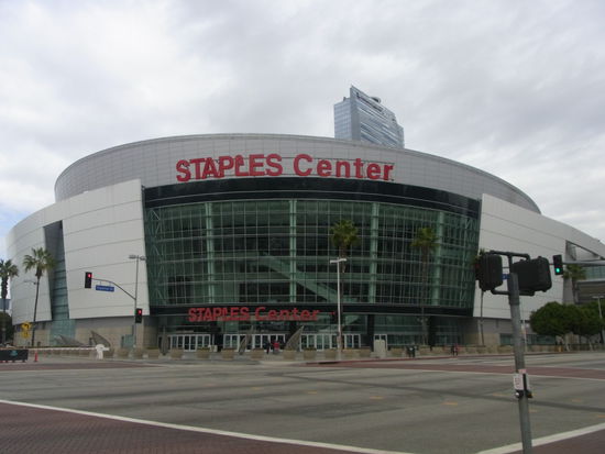 Die Amerikaner sind schon krass...im Staples Center werden die Heimspiele zweier NBA-Basketballteams und eines Eishockeyteams ausgetragen...
