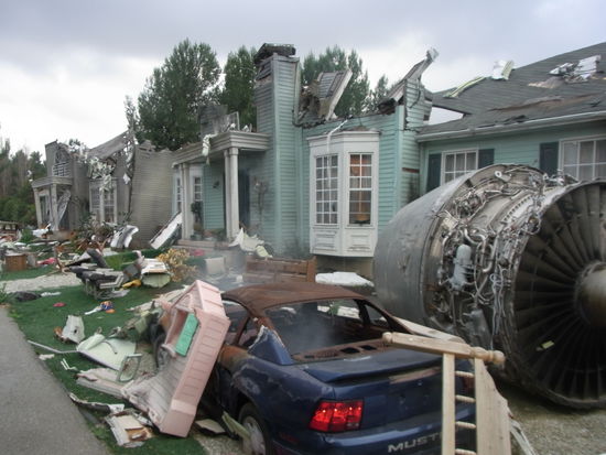 Für dieses Set - Flugzeug stürzt auf Häuser -  hat Universel ein original großes Flugzeug gekauft (!) und dieses entsprechend demontiert....hier rechts die ausgebrannte Turbine