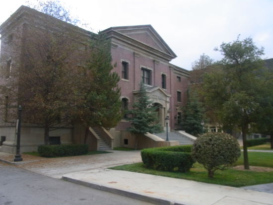 Besonders super war, dass man die jeweiligen Filmausschnitte, in denen die Filmsets genutzt wurden, auf einem Monitor sah...dieses Haus war schon in mindestens 5 Filmen zu sehen..jedoch ist dies für den gewöhnlichen Filmgucker nicht erkennbar