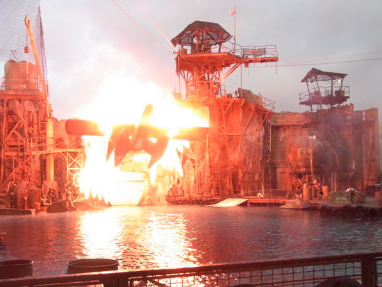 Ein brennendes Flugzeug stürtzt ins Wasser