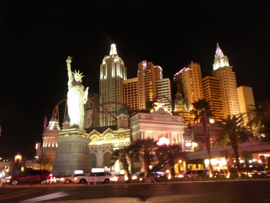 New York in Las Vegas - das geht: Freiheitsstatue und Achterbahn im Vordergrund