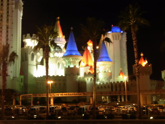 Falls man sich aus der realten Welt bewegen kann, gibt es natürlich auch ein Schloss am Strip: das Hotel Excalibur