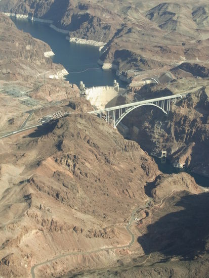 Einmal einer der geilsten Bausteller der Welt: der Hoover-Staudamm...für dessen Errichtung extra der Ort Boulder City angelegt wurde (im diesem staatlich errichteten Ort unweit von Las Vegas ist Gambling untersagt)... 