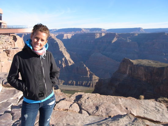 Michi mit etwas gequältem Blick am Eagle's Point / Skywalk (links) auf den unten fließenden Colorado River
